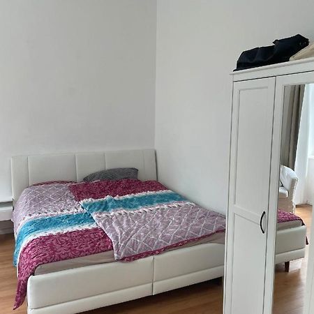Small Apartment Near The Center Wina Bagian luar foto