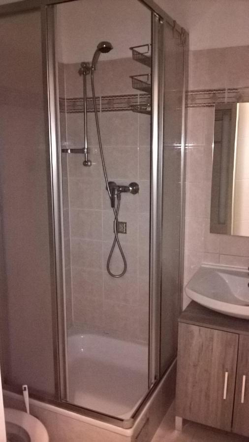 Small Apartment Near The Center Wina Bagian luar foto